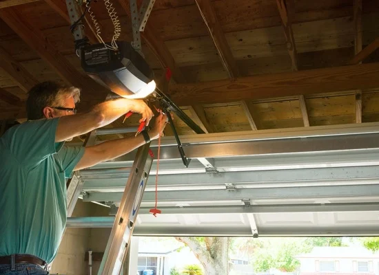 Réparation porte de garage : quand faire appel à un professionnel ?